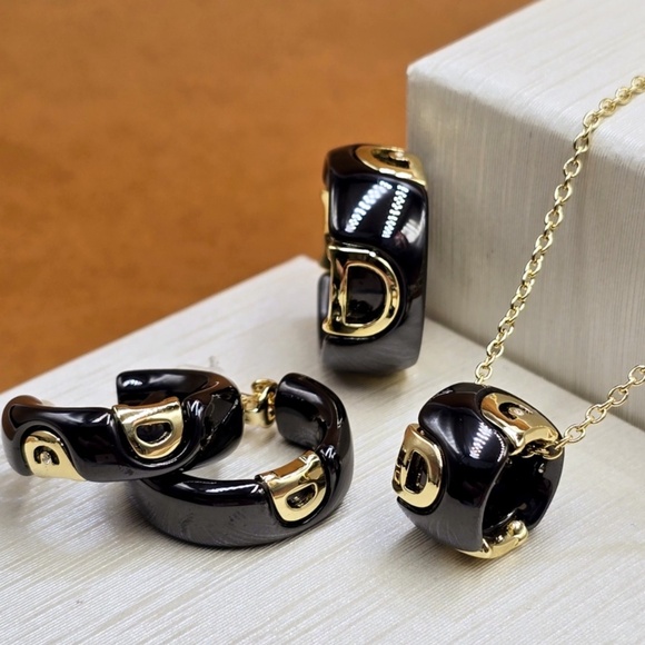 gold-plated necklace with ceramic pendant - Picture 5 of 5